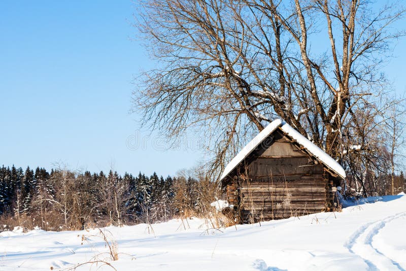 vieille hutte en bois abandonnée près de forêt en hiver photographie stock libre de droits vieille hutte en bois abandonnée près de forêt en hiver photographie stock libre de droits