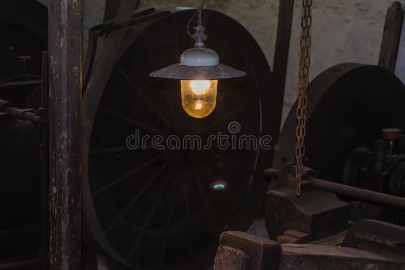 Vieille lampe accrochante dans une usine images libres de droits Vieille lampe accrochante dans une usine images libres de droits