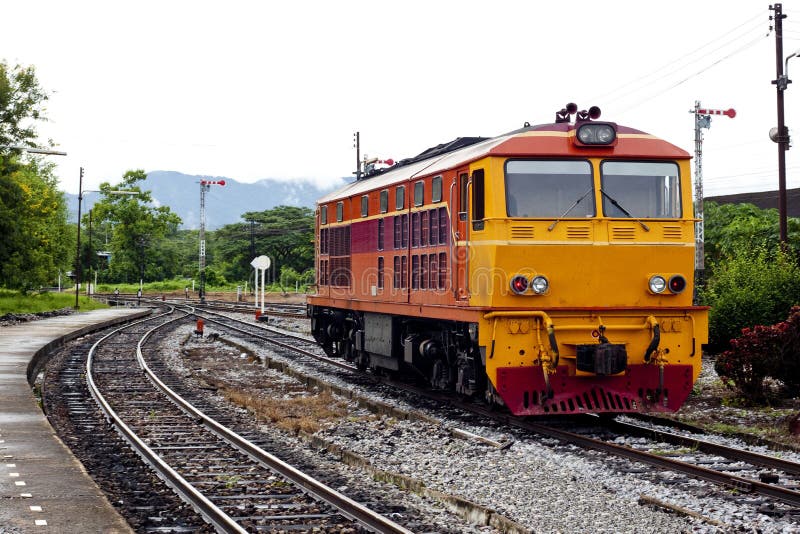 Vieille locomotive orange image libre de droits