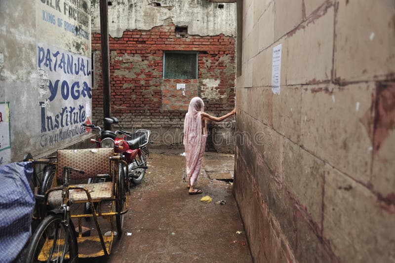 Vieille Madame indienne à Varanasi photos stock Vieille Madame indienne à Varanasi photos stock