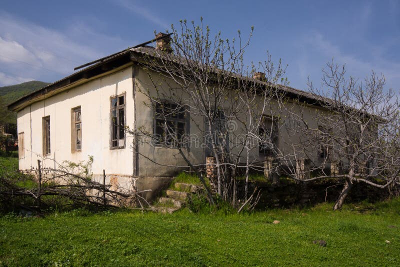 Vieille maison abandonn?e de village photographie stock Vieille maison abandonn?e de village photographie stock