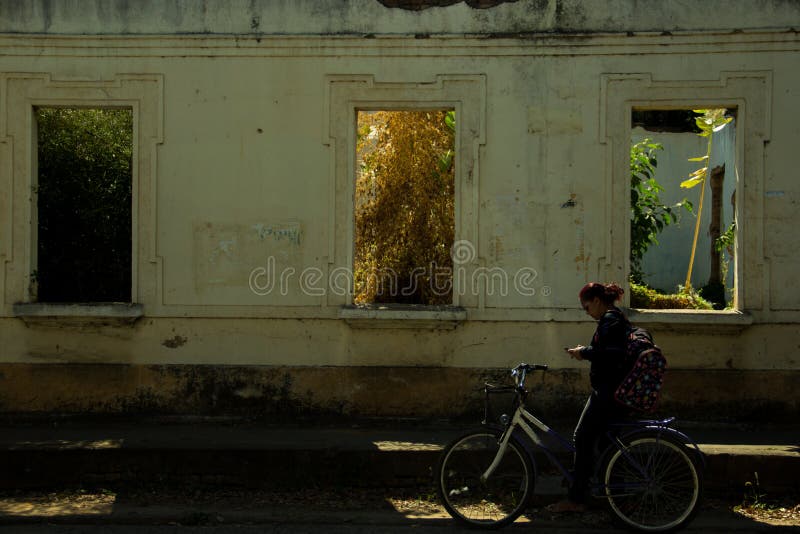 Vieille maison abandonnée, avec intérieur rentrée le buisson, au centre de Pirapora, Minas Gerais, Brésil image stock Vieille maison abandonnée, avec intérieur rentrée le buisson, au centre de Pirapora, Minas Gerais, Brésil image stock
