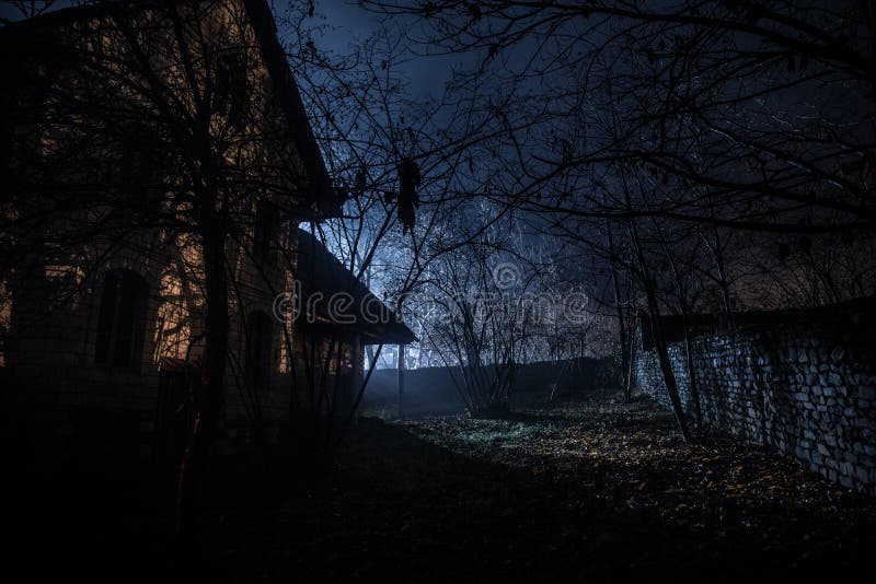 Vieille Maison Avec Ghost Dans La Foret La Nuit Ou Chambre Hantee Abandonnee D Horreur En Brouillard Vieux Batiment Mystique Dans Image Stock Image Du Vieux Grunge Vieille Maison Avec Ghost Dans La Foret La Nuit Ou Chambre Hantee Abandonnee D Horreur En Brouillard Vieux Batiment Mystique Dans Image Stock Image Du Vieux Grunge