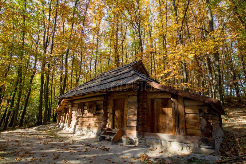 Vieille maison en bois dans la belle forêt d'automne photographie stock libre de droits Vieille maison en bois dans la belle forêt d'automne photographie stock libre de droits