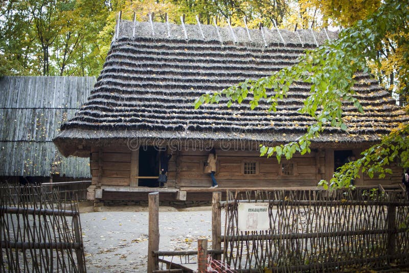 Vieille maison en bois en parc d'automne photo stock Vieille maison en bois en parc d'automne photo stock