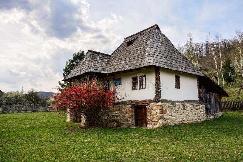 Vieille maison rurale roumaine, musée de village, Valcea, Roumanie images libres de droits Vieille maison rurale roumaine, musée de village, Valcea, Roumanie images libres de droits