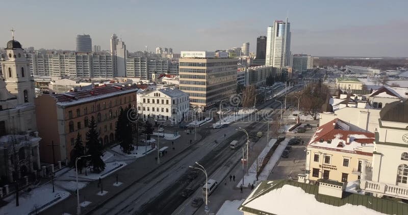 Vieille partie de Minsk avec l'architecture moderne à l'arrière-plan