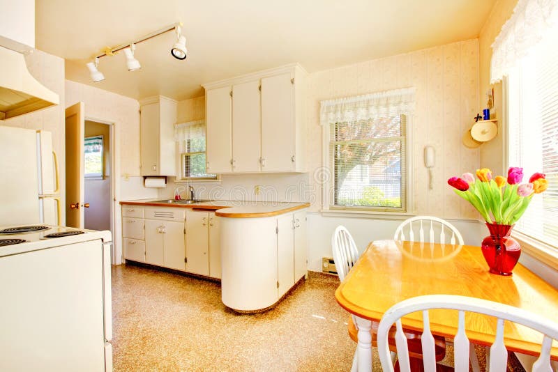 Vieille petite cuisine blanche dans la construction américaine de maison en 1942. image stock Vieille petite cuisine blanche dans la construction américaine de maison en 1942. image stock