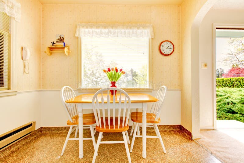 Vieille petite cuisine blanche dans la construction américaine de maison en 1942. photo libre de droits Vieille petite cuisine blanche dans la construction américaine de maison en 1942. photo libre de droits