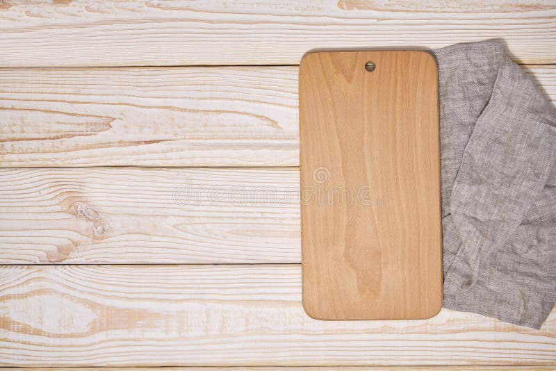 Vieille planche à découper en bois vide sur le fond en bois blanc, vue supérieure photo libre de droits Vieille planche à découper en bois vide sur le fond en bois blanc, vue supérieure photo libre de droits