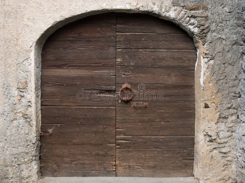 Vieille porte en bois avec le heurtoir de poignée et la serrure de la maison médiévale photos stock Vieille porte en bois avec le heurtoir de poignée et la serrure de la maison médiévale photos stock