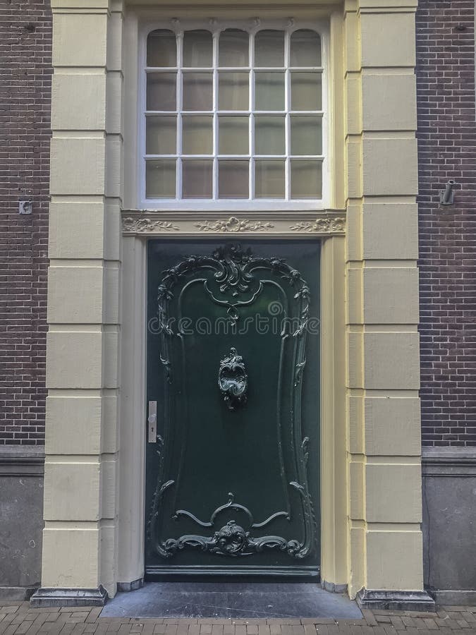 Vieille porte néerlandaise verte d'un manoir images stock Vieille porte néerlandaise verte d'un manoir images stock