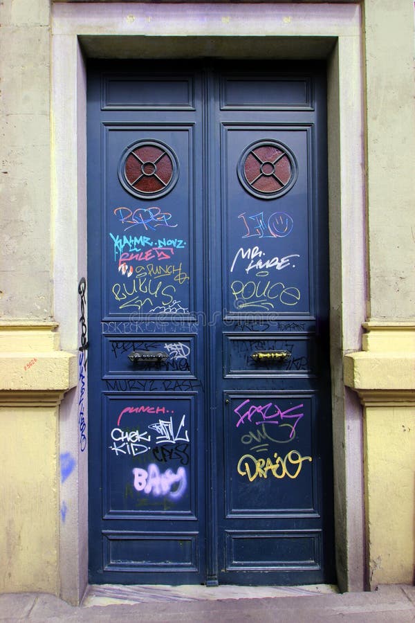 Vieille porte signée par des artistes de rue, vieille porte bleu-foncé de Chambre à Istanbul photo stock Vieille porte signée par des artistes de rue, vieille porte bleu-foncé de Chambre à Istanbul photo stock