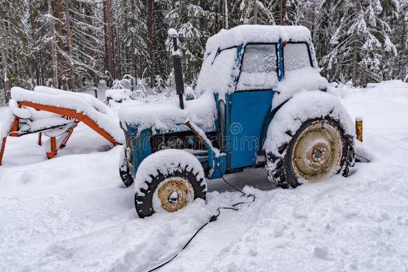 Un Tracteur Bleu Couvert Dans La Neige Photo stock - Image du suède,  décembre: 106142176