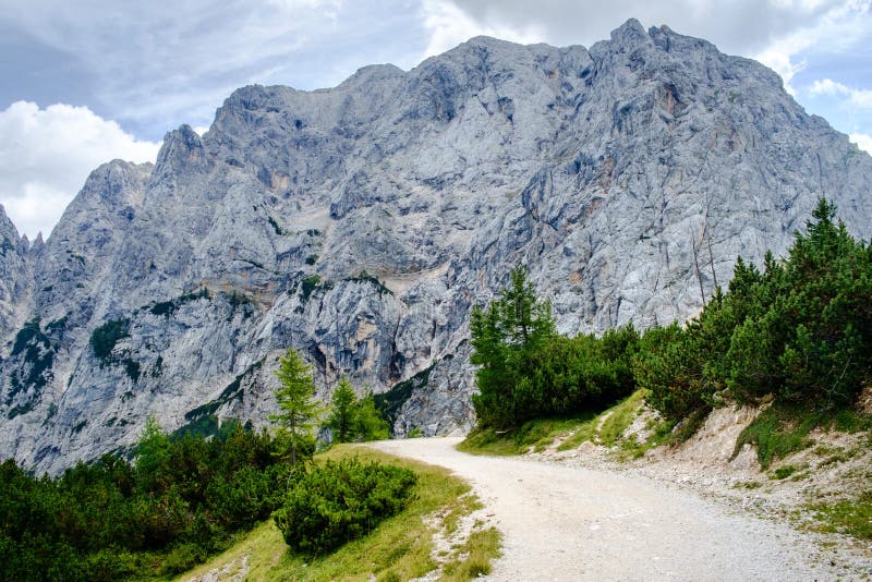 Vieille route de gravier au-dessus de passage de Vrsic image stock Vieille route de gravier au-dessus de passage de Vrsic image stock