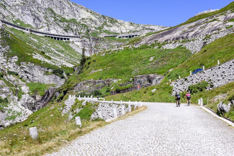 Vieille route qui mène au passage de St Gotthard photo libre de droits Vieille route qui mène au passage de St Gotthard photo libre de droits