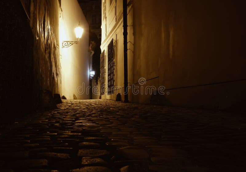 Vieille rue d'étroit de Prague avec le twiligh antique de route de pavés photos stock Vieille rue d'étroit de Prague avec le twiligh antique de route de pavés photos stock