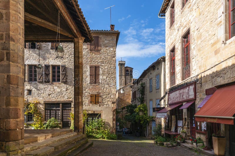 Vieille rue dans le village médiéval de cordes sur ciel en automne dans le tarn occitanie france images libres de droits