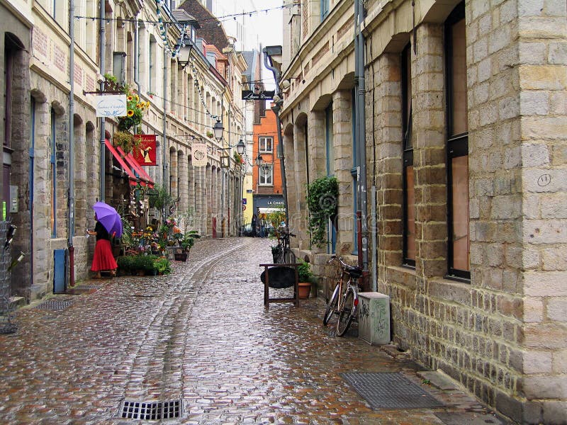 Vieille rue de ville à Lille un jour pluvieux, France photo stock Vieille rue de ville à Lille un jour pluvieux, France photo stock
