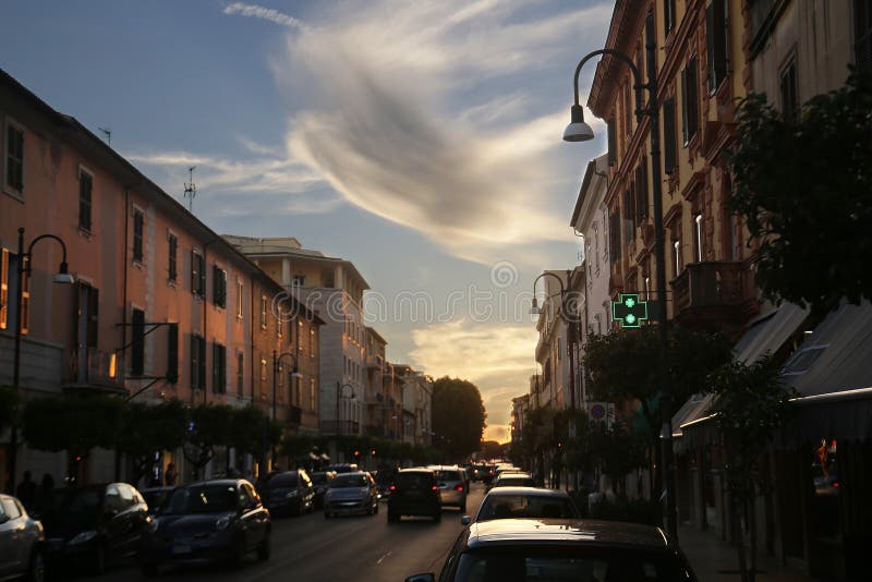 Vieille rue européenne étroite de ville avec l'embouteillage au coucher du soleil Beau ciel bleu avec des nuages sur le fond scén photos libres de droits Vieille rue européenne étroite de ville avec l'embouteillage au coucher du soleil Beau ciel bleu avec des nuages sur le fond scén photos libres de droits