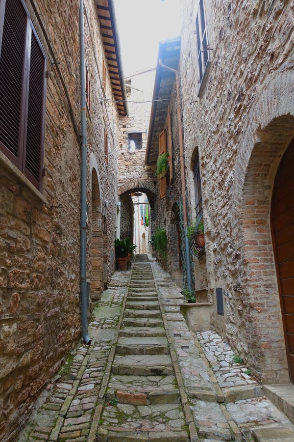 Vieille rue italienne à Assisi, Ombrie en Italie photo libre de droits Vieille rue italienne à Assisi, Ombrie en Italie photo libre de droits