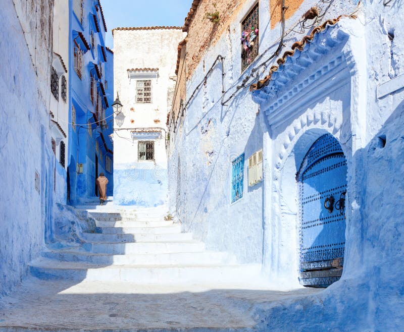 Vieille rue étroite en Médina au matin ensoleillé, Chefchaouen, Maroc images stock Vieille rue étroite en Médina au matin ensoleillé, Chefchaouen, Maroc images stock