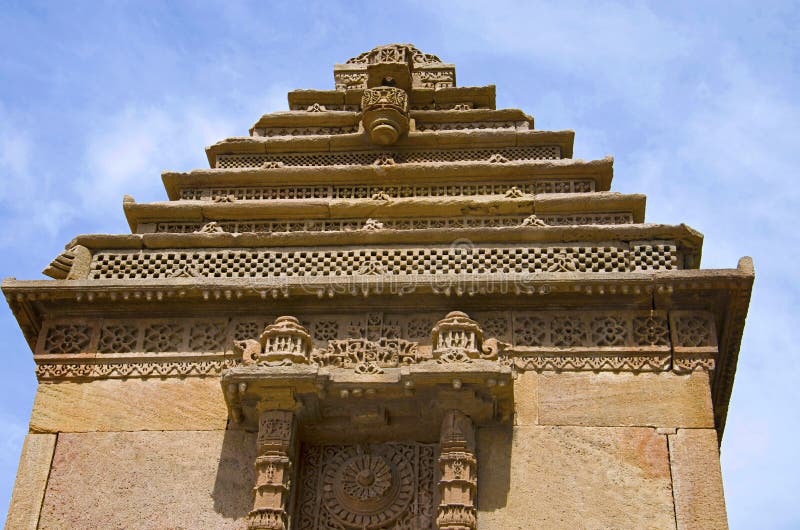 Vieille structure à l'entrée de Ni Vav Stepwell ou Rudabai Stepwell d'Adalaj Construite en 1498 par Rana Veer Singh est complexe image stock Vieille structure à l'entrée de Ni Vav Stepwell ou Rudabai Stepwell d'Adalaj Construite en 1498 par Rana Veer Singh est complexe image stock
