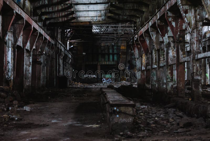 Vieille usine ruinée abandonnée, grand hall intérieur photo libre de droits
