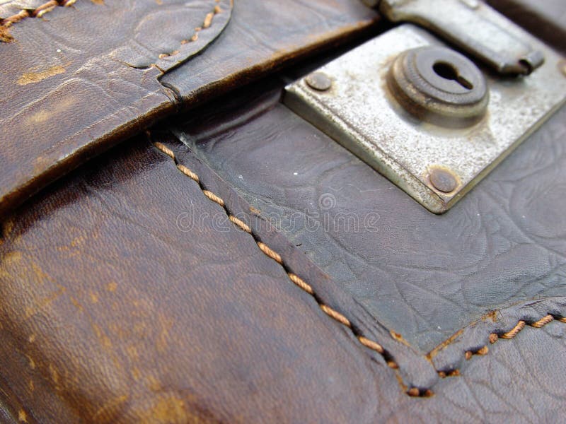 vieille valise en cuir photo stock vieille valise en cuir photo stock
