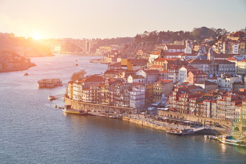Vieille ville de Porto Vue de rivière de Douro, Portugal photographie stock libre de droits Vieille ville de Porto Vue de rivière de Douro, Portugal photographie stock libre de droits