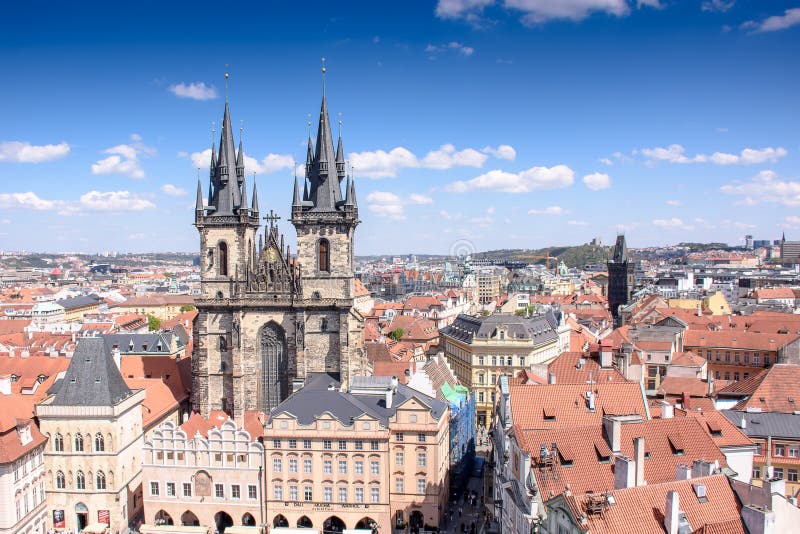 Vieille ville de Prague avec de belles maisons avec des tuiles et un vieux château photographie stock Vieille ville de Prague avec de belles maisons avec des tuiles et un vieux château photographie stock