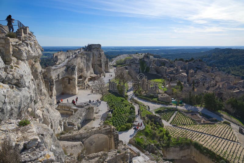 Vieille ville médiévale sur la formation de roche dans Les Baux De Provence - Camargue - Frances