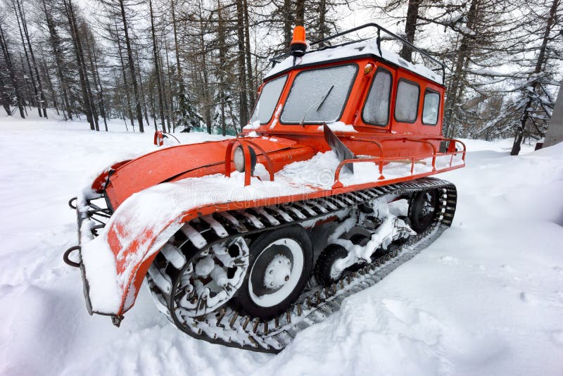 Vieux Tracteur Rouge Couvert De Neige Image stock - Image du panne, hiver:  137743825