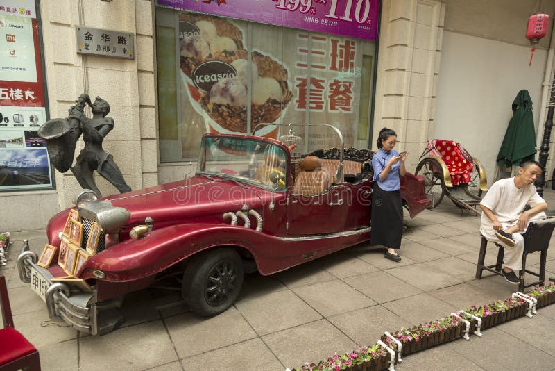 Vieille voiture de minuterie à la rue de Nanjing à Changhaï, Chine photo stock Vieille voiture de minuterie à la rue de Nanjing à Changhaï, Chine photo stock