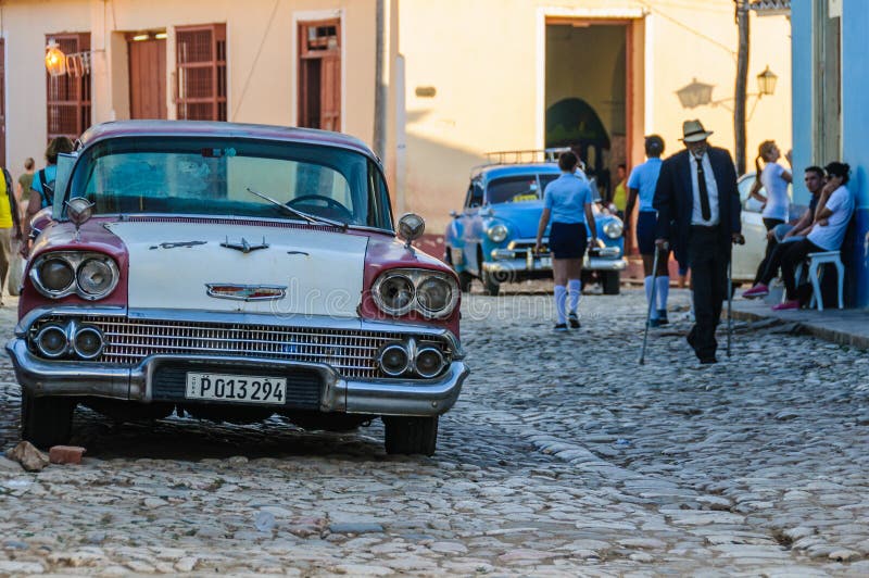Vieille voiture et un homme local au Trinidad, Cuba photos libres de droits Vieille voiture et un homme local au Trinidad, Cuba photos libres de droits