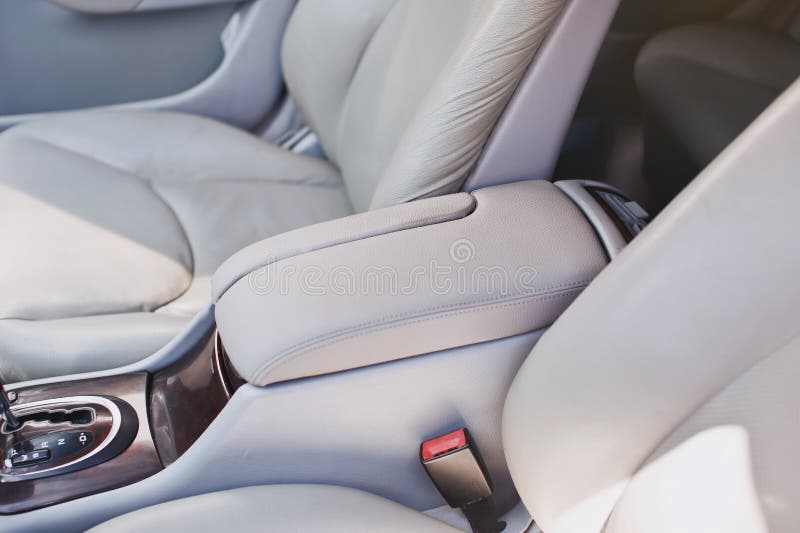 Vieille voiture moderne de luxe intérieure, couleur beige, boutons électroniques, levier de transmission automatique image libre de droits Vieille voiture moderne de luxe intérieure, couleur beige, boutons électroniques, levier de transmission automatique image libre de droits
