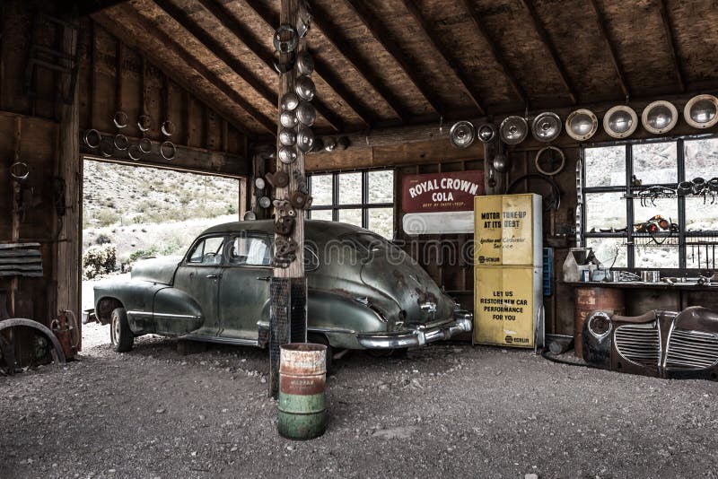 Vieille voiture rouillée de vintage dans le garage abandonné de mécanicien photo libre de droits Vieille voiture rouillée de vintage dans le garage abandonné de mécanicien photo libre de droits