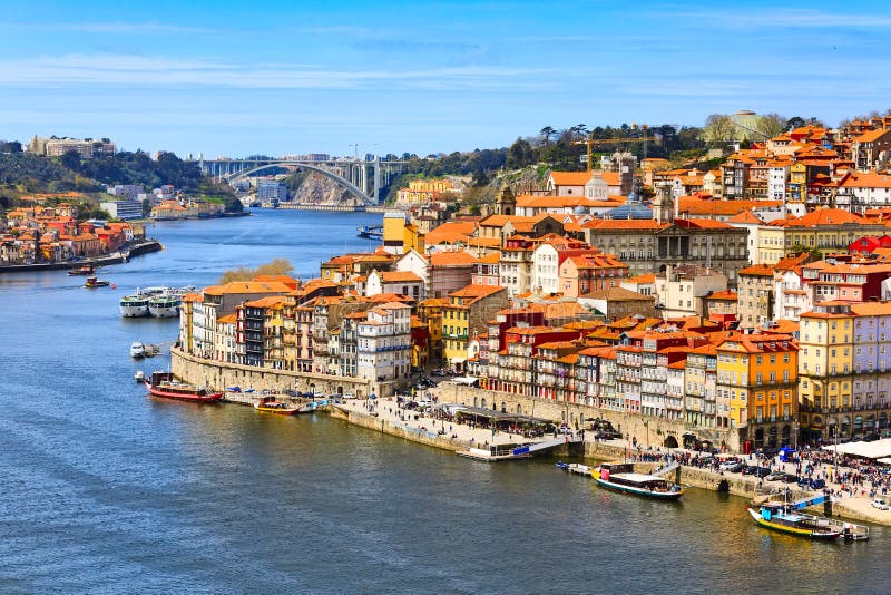 Vieille vue de ville de Porto, Portugal avec la rivière de Douro photos libres de droits Vieille vue de ville de Porto, Portugal avec la rivière de Douro photos libres de droits