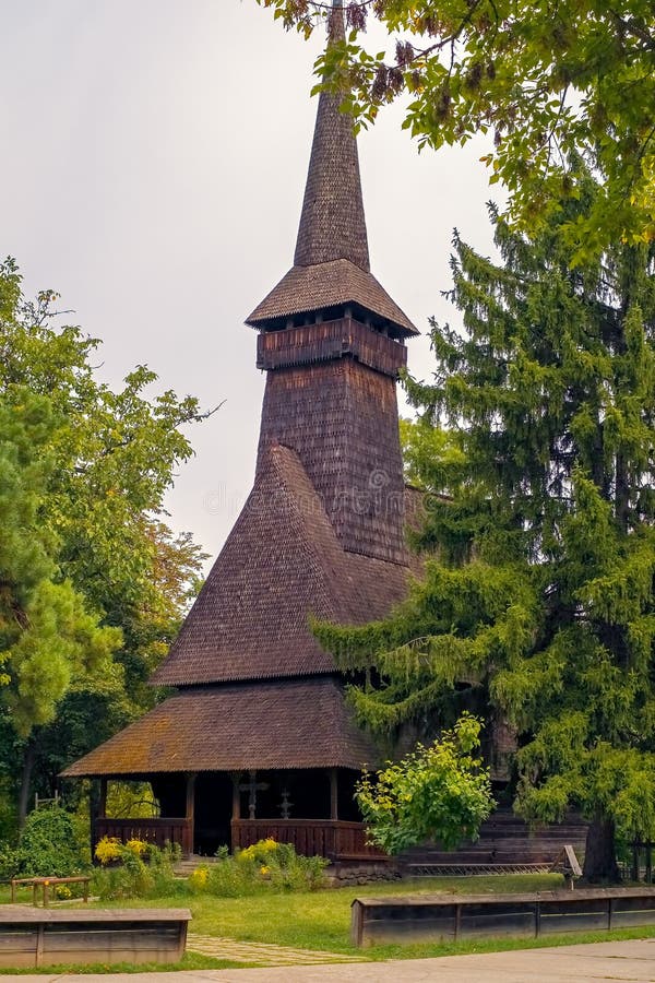 Vieille église en bois roumaine images libres de droits Vieille église en bois roumaine images libres de droits