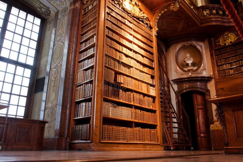 Vieille étagère à l'intérieur de la belle bibliothèque photos libres de droits Vieille étagère à l'intérieur de la belle bibliothèque photos libres de droits