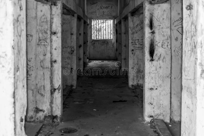 Vieilles barres abandonnées de prison de hall de prison image stock Vieilles barres abandonnées de prison de hall de prison image stock