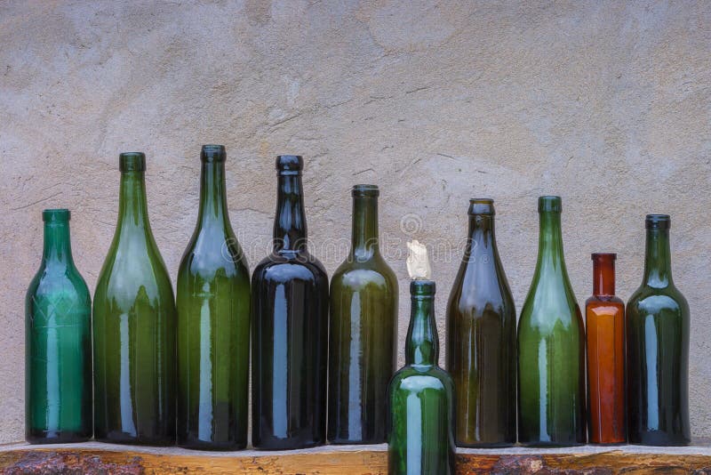 Vieilles bouteilles de vin photos stock Vieilles bouteilles de vin photos stock
