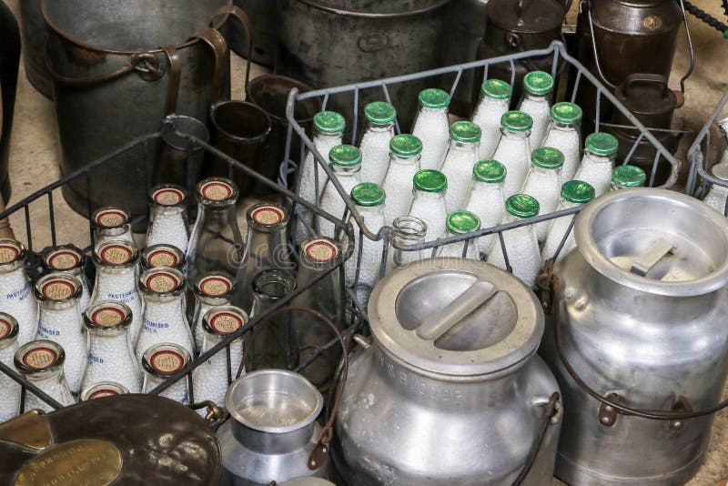 Vieilles bouteilles et barattes à lait images stock Vieilles bouteilles et barattes à lait images stock