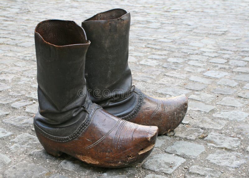 Vieilles chaussures en bois (entraves) image stock Vieilles chaussures en bois (entraves) image stock