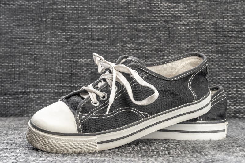 Vieilles chaussures préservées bonnes sur le fond de textile photographie stock libre de droits Vieilles chaussures préservées bonnes sur le fond de textile photographie stock libre de droits
