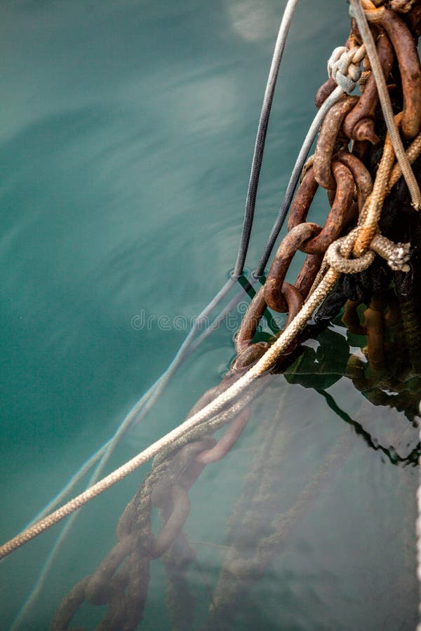 Bateau Et Chaîne D'ancrage Rouillée Dans L'eau Photo stock - Image du