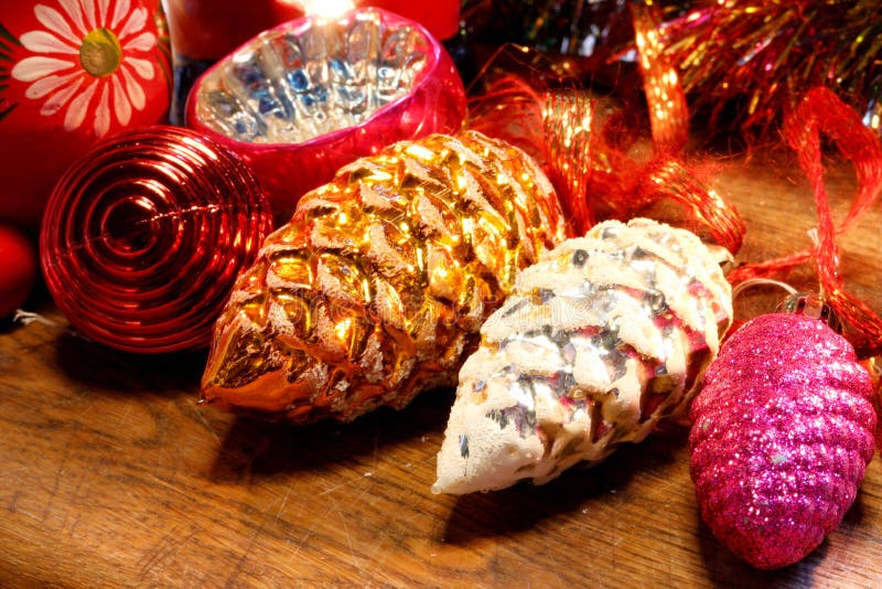 Vieilles décorations d'arbre de Noël sur la surface en bois photo stock Vieilles décorations d'arbre de Noël sur la surface en bois photo stock