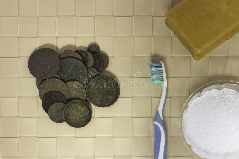 Vieilles pièces de monnaie de nettoyage trouvées par un détecteur de métaux photos libres de droits Vieilles pièces de monnaie de nettoyage trouvées par un détecteur de métaux photos libres de droits