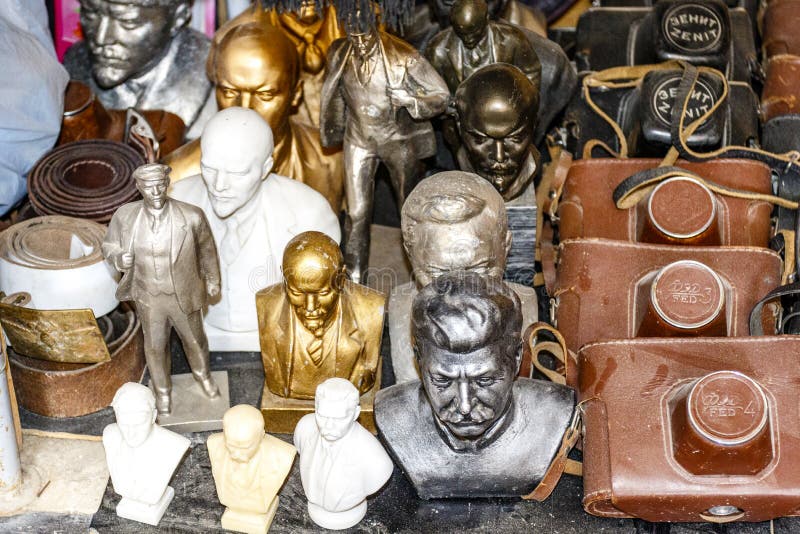Vieilles statues et appareils photo soviétiques à vendre sur un marché dans le bazar de bukhara ouzbékistan asie photographie stock libre de droits