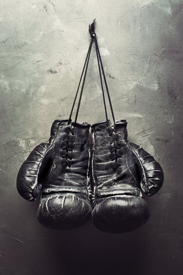 Vieja caída de los guantes de boxeo en clavo foto de archivo libre de regalías Vieja caída de los guantes de boxeo en clavo foto de archivo libre de regalías
